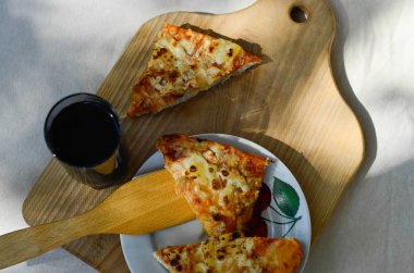 Ananas cola ahşap plaka üzerinde pizza ve cam fincan parçaları