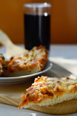 Ananas cola ahşap plaka üzerinde pizza ve cam fincan parçaları