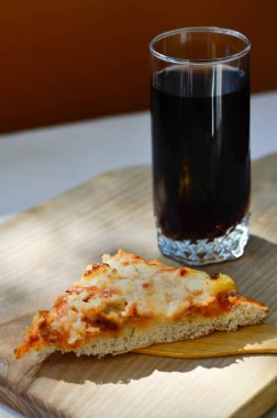Ananas cola ahşap plaka üzerinde pizza ve cam fincan parçaları