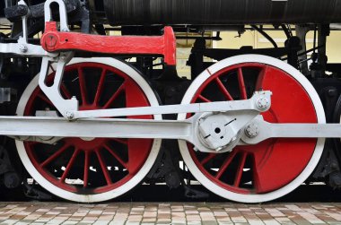 Kırmızı tekerlekler, eski Sovyet Buhar lokomotif siyah.