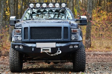 Sonbahar ağaç arka planda Off-Road arabalar