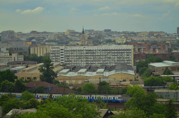 哈尔科夫城市屋顶视图与蓝色电子火车和许多大厦和大教堂 — 图库照片