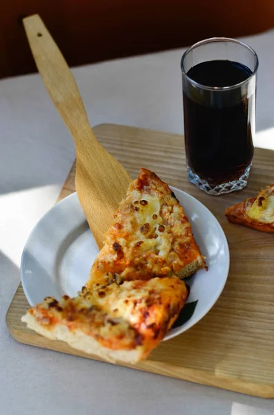 Ananas cola ahşap plaka üzerinde pizza ve cam fincan parçaları