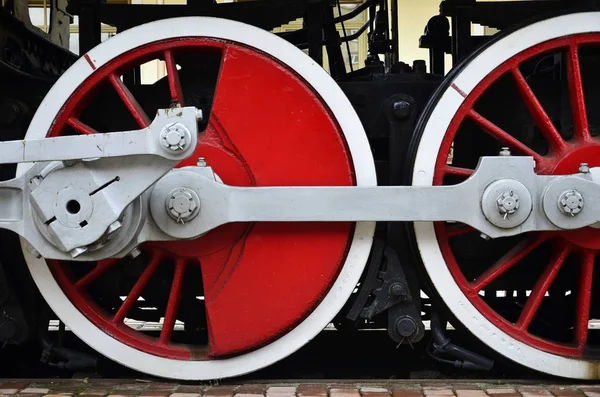 Röda hjul av ånglok — Stockfoto