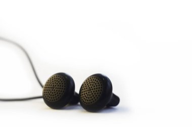 Beyaz bir arka plan üzerinde izole küçük kulaklıklar. Müzik dinleme konsepti