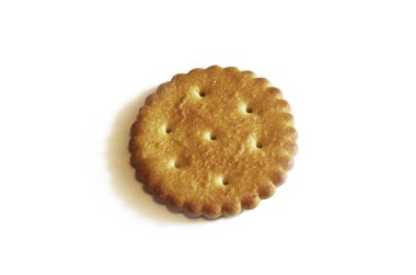 Yuvarlak tuzlu kraker üzerinde beyaz arka plan üzerinde izole