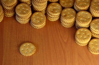 Arka plan resmini klasik tuzlu kraker boşaltmak bir kahverengi ahşap tablo