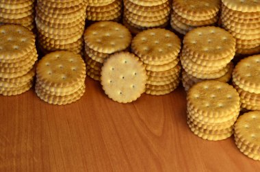 Arka plan resmini klasik tuzlu kraker boşaltmak bir kahverengi ahşap tablo