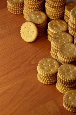 Arka plan resmini klasik tuzlu kraker boşaltmak bir kahverengi ahşap tablo