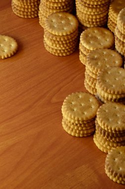 Arka plan resmini klasik tuzlu kraker boşaltmak bir kahverengi ahşap tablo