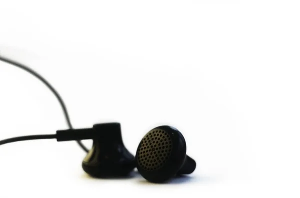 Beyaz Bir Arka Plan Üzerinde Izole Küçük Kulaklıklar Müzik Dinleme — Stok fotoğraf