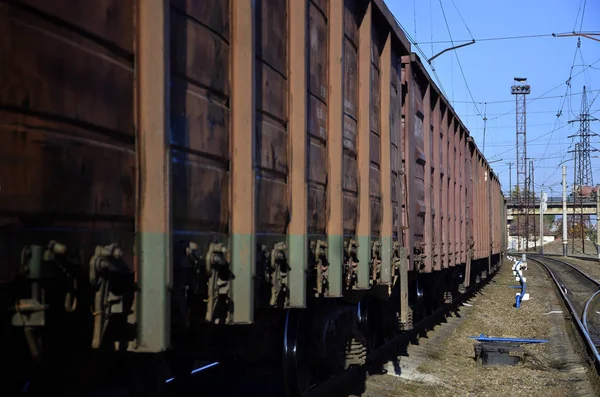 铁路景观 许多铁路车辆和坦克站在铁轨上 — 图库照片