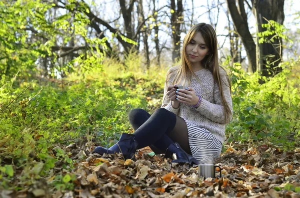 Ragazza che tiene una tazza di caffè — Foto Stock