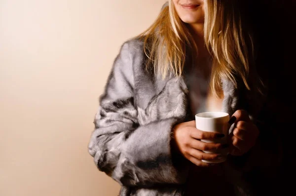 Mulher Sorridente Elegante Vestido Quente Com Uma Xícara Chá Café — Fotografia de Stock