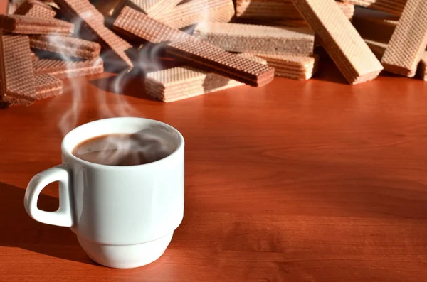 Bir Fincan Sıcak Kahve Bir Kahverengi Ahşap Yüzey Üzerinde Farklı — Stok fotoğraf