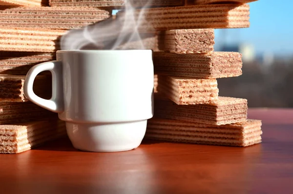 Чашка кофе и вафли — стоковое фото
