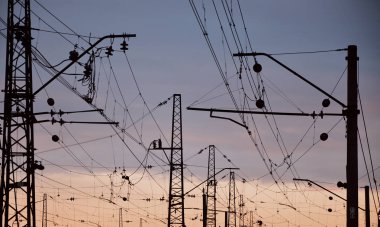 Demiryolu havai hatları karşı mavi gökyüzü temizleyin, tel başvurun. Yüksek gerilim demiryolu güç hatları tarafsız mavi gökyüzü arka plan üzerinde