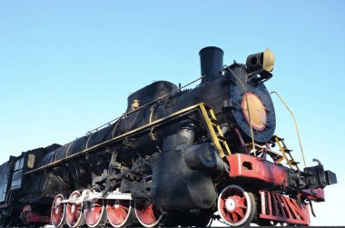 Antik siyah retro tren yolda.