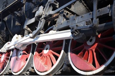Kırmızı eski SSCB siyah Buhar lokomotif jant. Eski bir Sovyet buharlı tren jantlar