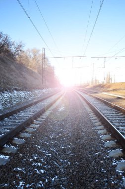 Manzara parlak güneş ışığı altında bir karlı Rus kış tren rayları ve uyuyanlar Aralık kar altında. Ayrıntılı Rus Demiryolları