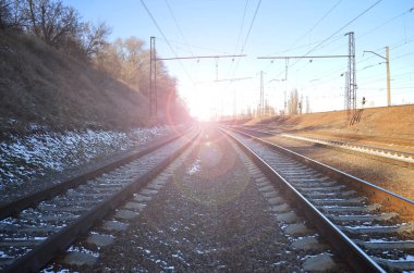 Manzara parlak güneş ışığı altında bir karlı Rus kış tren rayları ve uyuyanlar Aralık kar altında. Ayrıntılı Rus Demiryolları