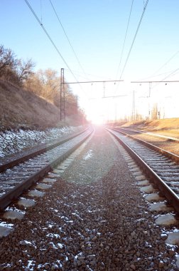 Manzara parlak güneş ışığı altında bir karlı Rus kış tren rayları ve uyuyanlar Aralık kar altında. Ayrıntılı Rus Demiryolları
