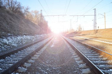 Manzara parlak güneş ışığı altında bir karlı Rus kış tren rayları ve uyuyanlar Aralık kar altında. Ayrıntılı Rus Demiryolları