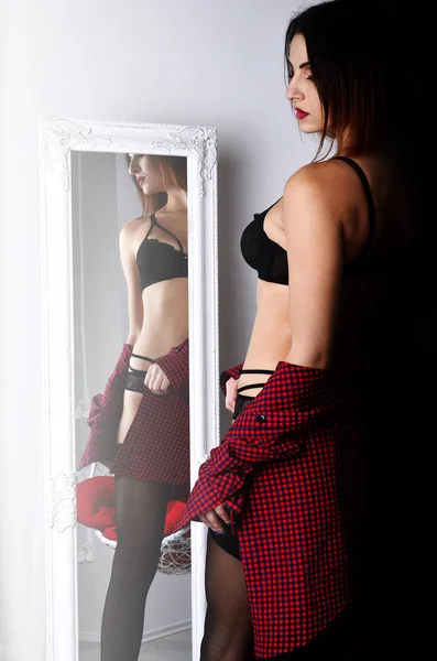 Krásná mladá dívka a zrcadlo — Stock fotografie