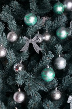 Noel ağacının detaylı fotoğraf hediyeler, parlak renkli küresel oyuncaklar, kurdeleler ve çelenk yakın çekim ile dekore edilmiştir. Noel kartları veya yeni yıl için arka plan broşürler