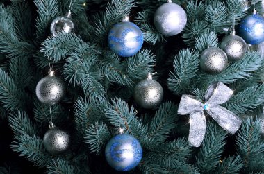 Noel ağacının detaylı fotoğraf hediyeler, parlak renkli küresel oyuncaklar, kurdeleler ve çelenk yakın çekim ile dekore edilmiştir. Noel kartları veya yeni yıl için arka plan broşürler