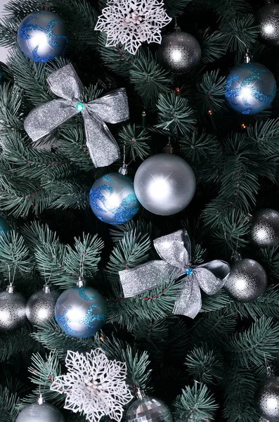 详细照片的圣诞树装饰与礼品 明亮的彩色球形玩具 丝带和花环特写 圣诞贺卡或新年传单的抽象背景 — 图库照片