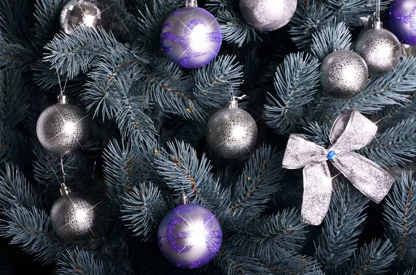 Foto Detalhada Árvore Natal Decorada Com Presentes Brinquedos Esféricos Coloridos — Fotografia de Stock