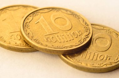 Ukraynalı para sikkeleri üzerinde beyaz kağıt arka plan kopya alanı olarak ayrıntılı makro çekim. Detaylı metal doku ve kabartma süs bitkileri şeklinde ile Ukrayna kopeck