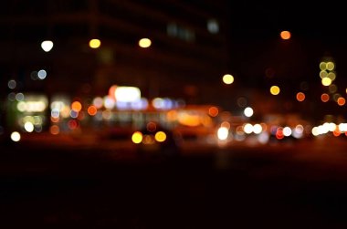 Sanatsal stil - ufuk kentsel soyut doku, şehir ışıkları gece, vintage veya retro renk tonu, sokakta arabadan bokeh ile arka plan bulanık