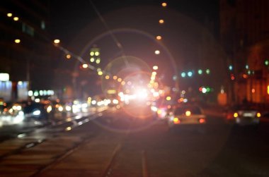 Geceleri - acele saat kavramı Commuting bir ıslak yağmur şehir yolda trafik ufuk ışık bulanık. Araba ışık trafik yolda soyut bokeh.