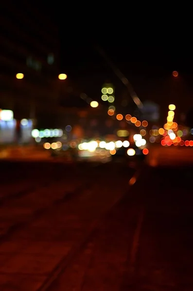 弥散的交通灯在夜间潮湿的城市道路上被模糊了 在上下班高峰期的概念 从交通道路上的汽车灯散景抽象 — 图库照片