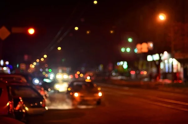 Luces Desenfocadas Borrosas Tráfico Camino Húmedo Lluvioso Ciudad Por Noche —  Fotos de Stock