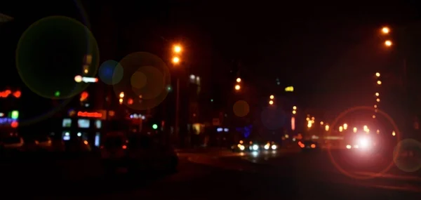 Размытые Огоньки Трафика Мокрой Городской Дороге Темное Время Суток Абстрагируйся — стоковое фото