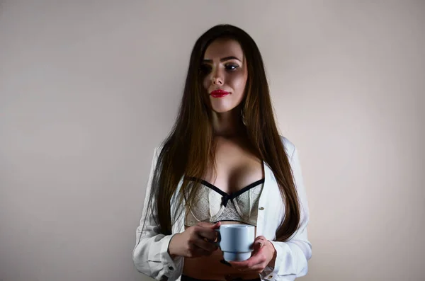 Genç Seksi Beyaz Esmer Kız Bir Beyaz Gömlek Beyaz Çamaşırı — Stok fotoğraf