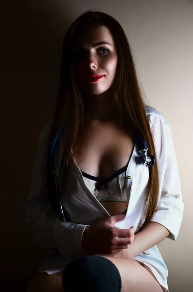 Genç Seksi Stajyer Bir Beyaz Gömlek Beyaz Çamaşırı Ile Bej — Stok fotoğraf
