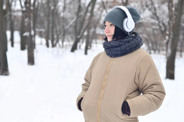 Retrato de inverno de menina com fones de ouvido — Fotografia de Stock