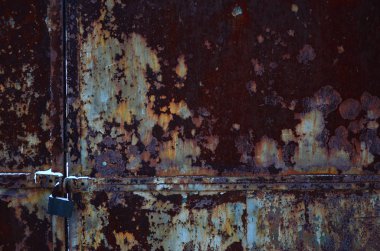 Lock paslı metal geçit