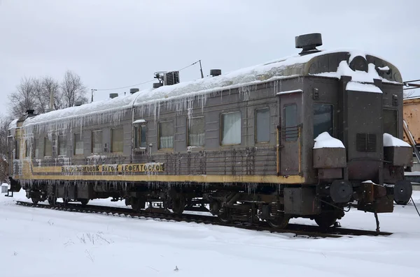 详细的冰柱与它的表面上的冰冷冻的车客运火车的照片 铁路在寒冷的冬天的季节 — 图库照片
