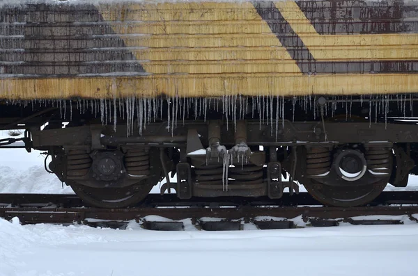 Подробное Фото Замороженного Пассажирского Поезда Сосульками Льдом Поверхности Железнодорожный Транспорт — стоковое фото