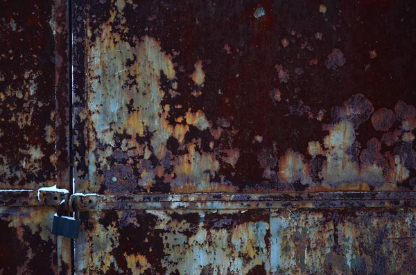 Lock paslı metal geçit