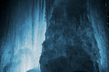 Büyük buz buz sarkıtları