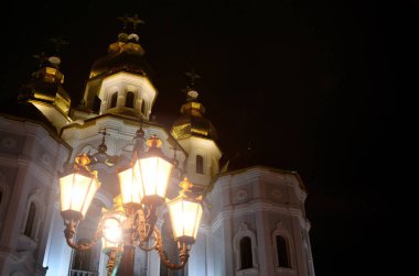 Kilise, kutsal mür-taşıyıcılar ayna Stream. Kharkiv. Ukrayna. Kilise detaylı fotoğraf altın kubbe ve kabartma dekorlar gece ile