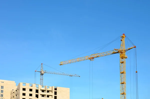 Byggnad under uppförande med kran — Stockfoto