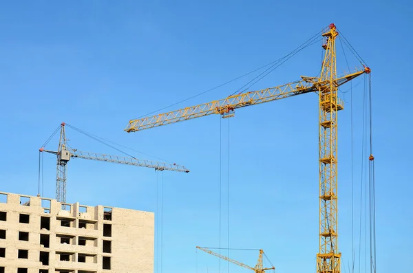 Building under construction with crane — Stock Photo, Image