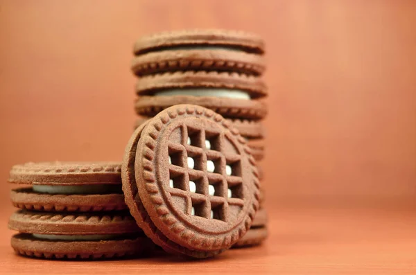 Haldy Čokoláda Čip Cookies Plněné Vanilkovou Bílý Krém Leží Dřevěný — Stock fotografie